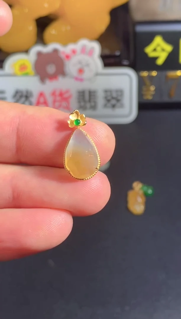 颈饰18K金镶嵌翡翠