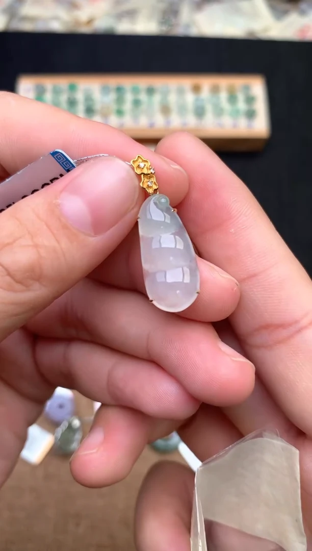 18K金镶嵌挂件翡翠一