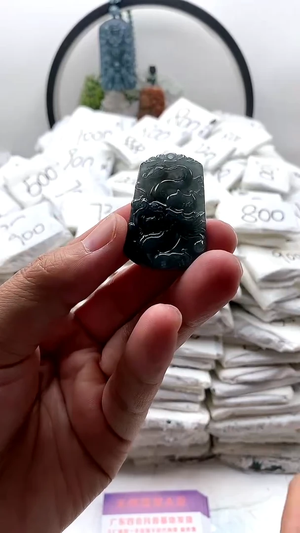 翡翠未镶嵌颈饰挂件