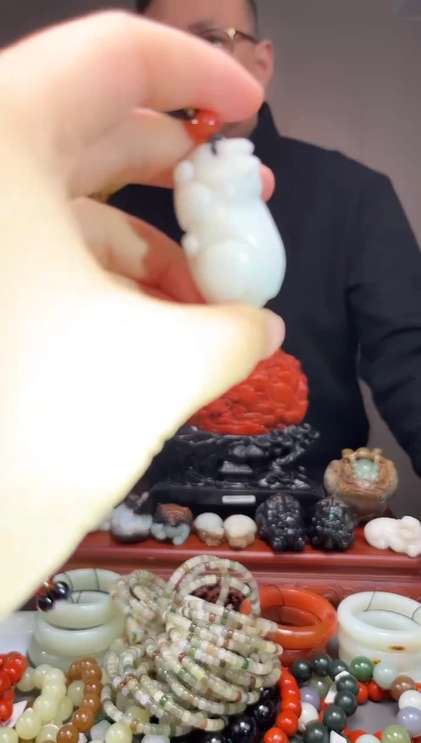 颈饰未镶嵌和田玉吊坠