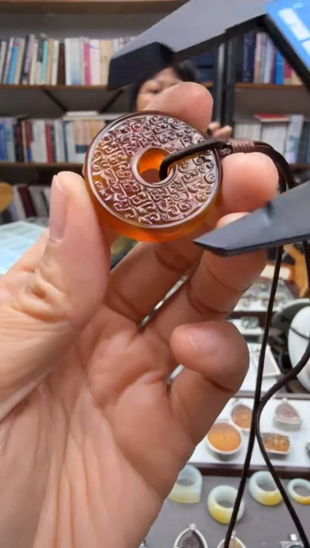 琥珀颈饰未镶嵌蟠虺纹