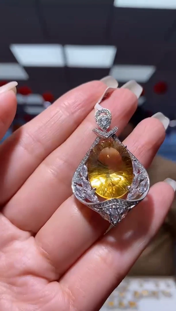 【闪购商品】水晶颈饰银S925镶嵌水晶吊坠多样性发其一