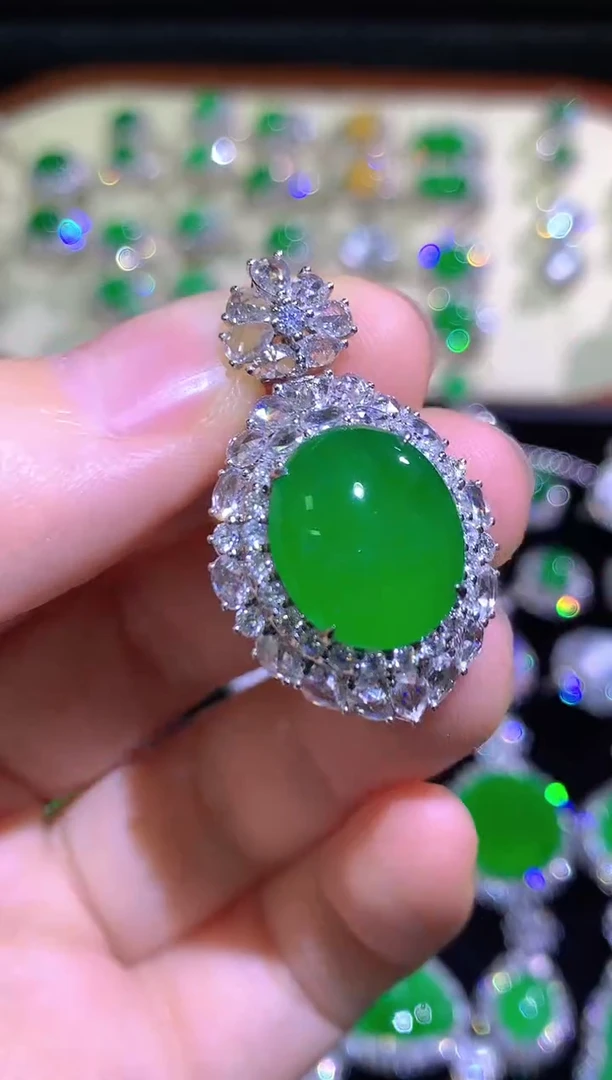 吊坠(不含链)18K金镶嵌翡翠浓阳绿大蛋面