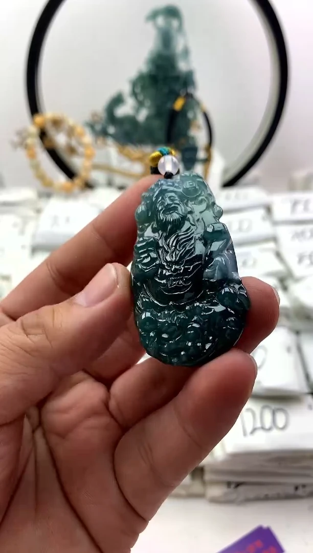 翡翠未镶嵌颈饰财神