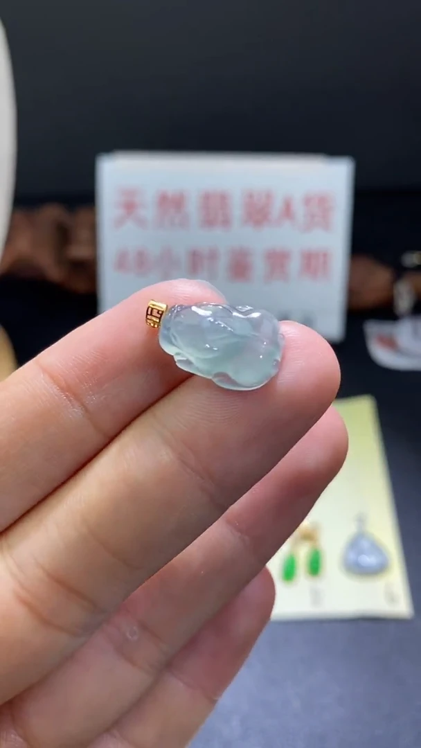翡翠18K金镶嵌颈饰翡翠吊坠