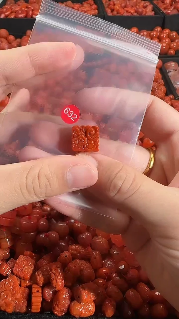 颈饰未镶嵌南红玛瑙1