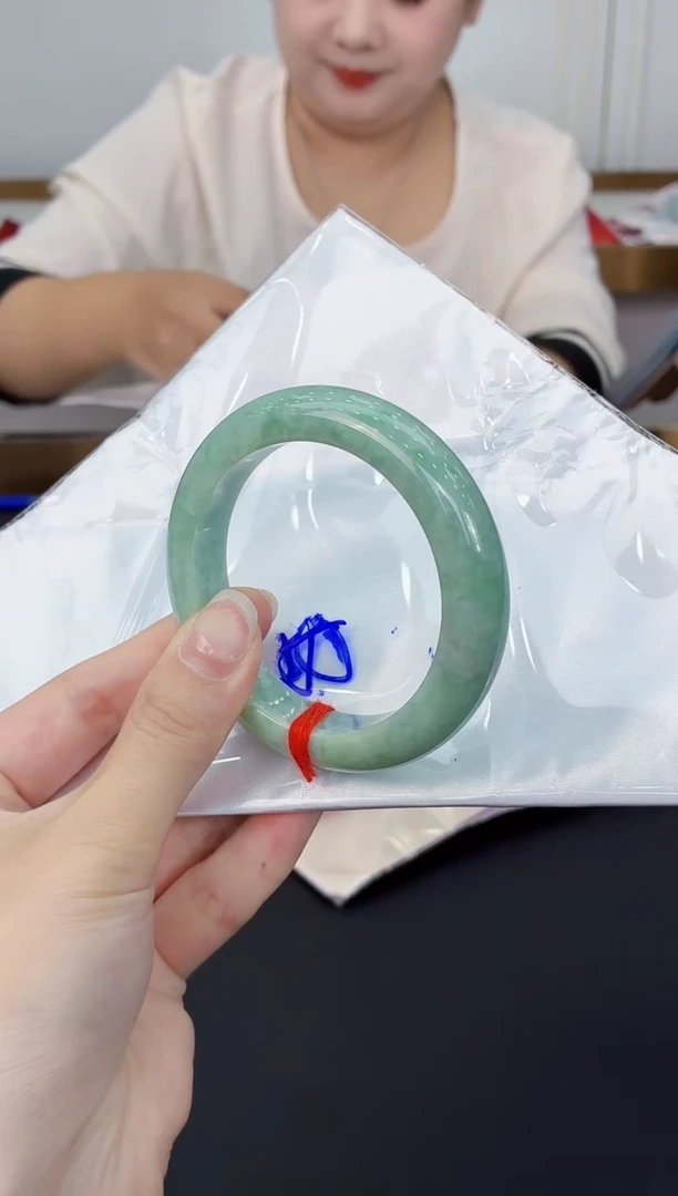 翡翠手镯未镶嵌翡翠手镯