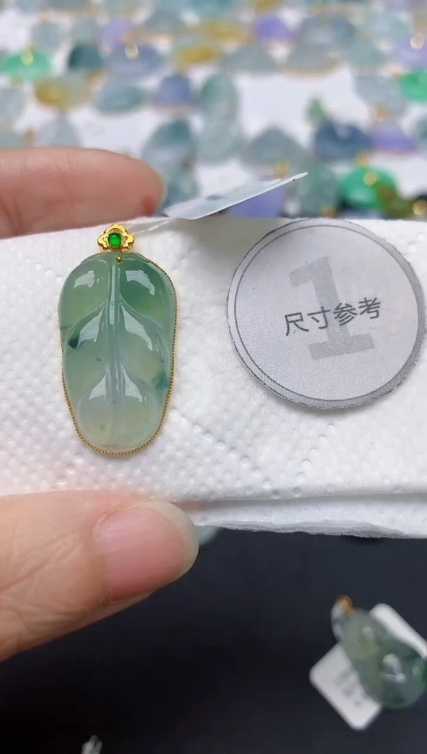 翡翠18K金镶嵌颈饰天然缅甸A货翡翠