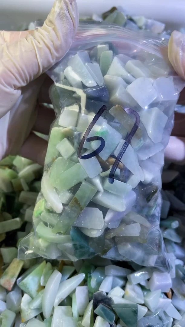 【闪购商品】翡翠颈饰未镶嵌天然翡翠中号500克67