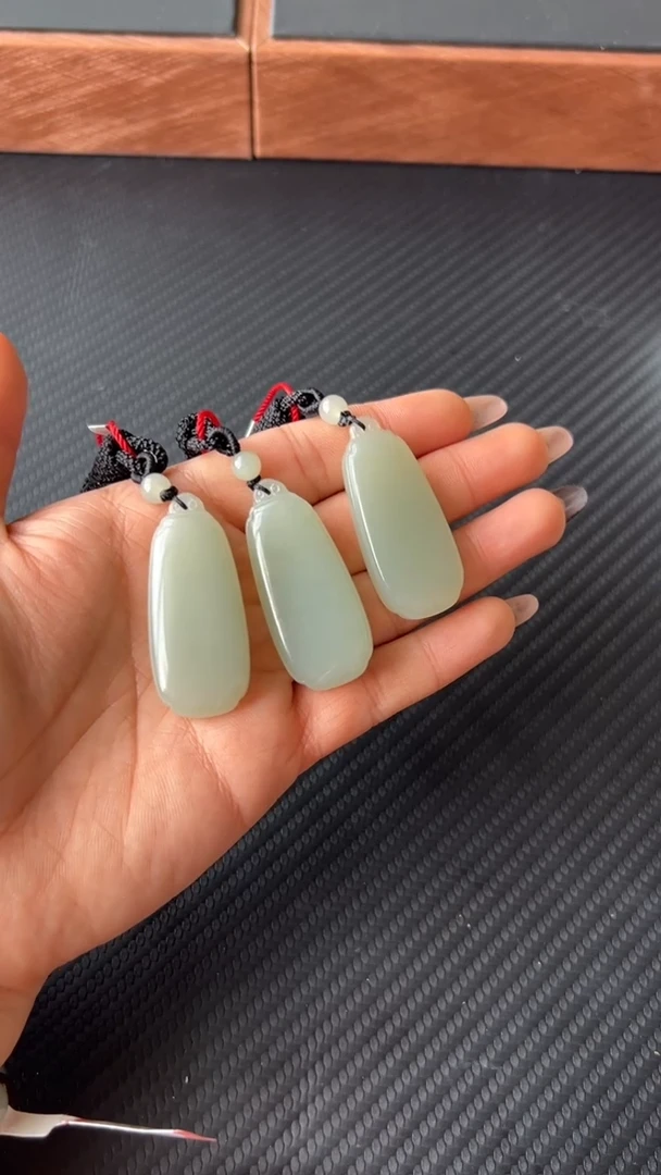 【闪购商品】和田玉吊坠(赠链)未镶嵌且末微色差多样性发货拍一发一