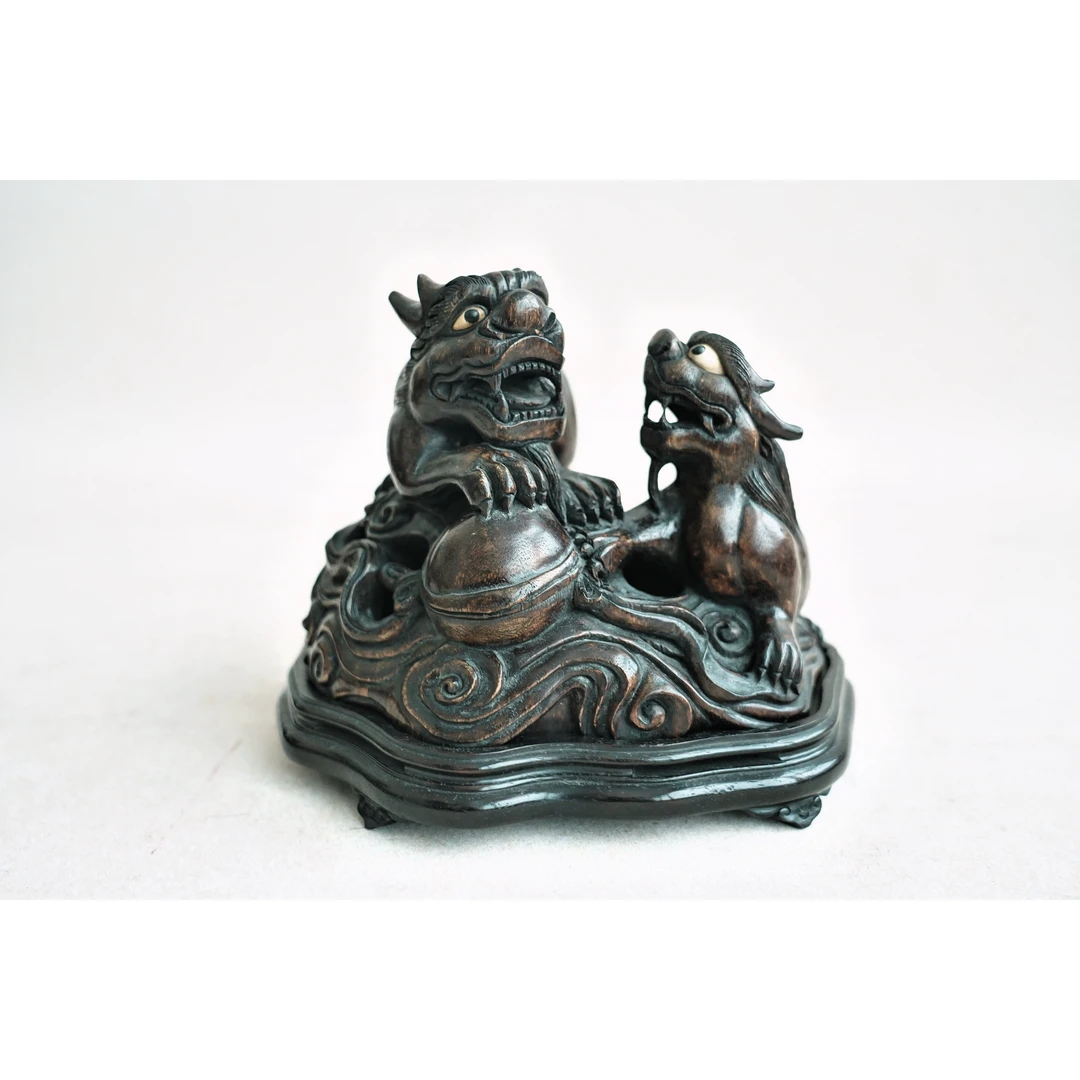 文华开物第141期拍品 8 清 紫檀木子母兽摆件