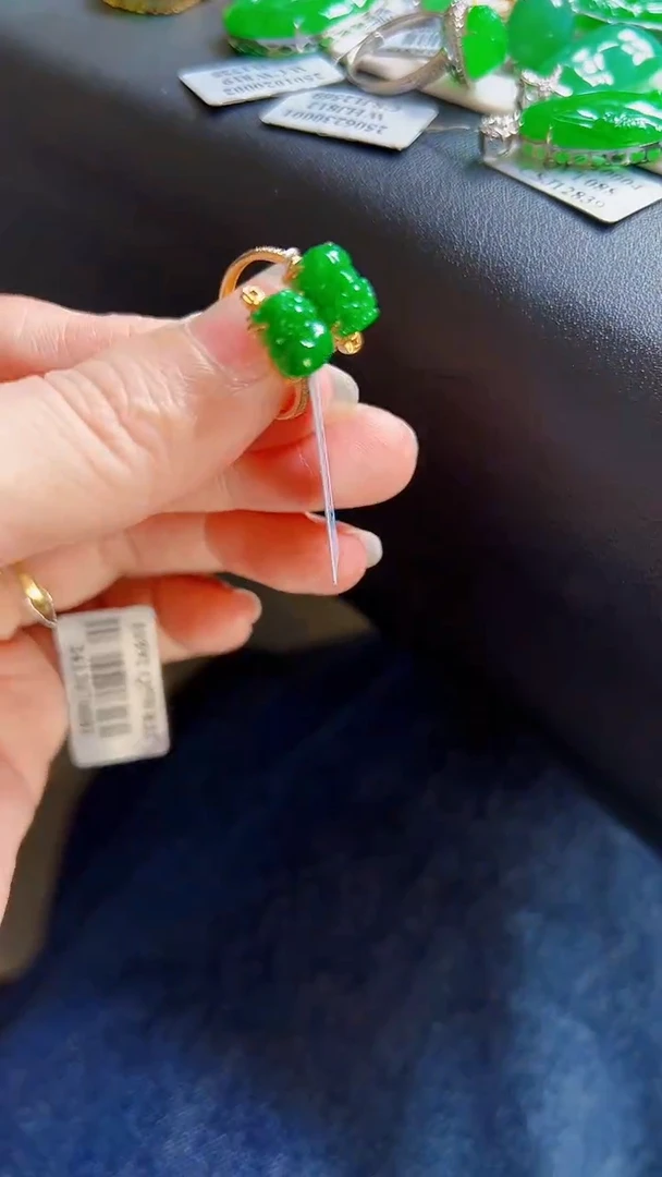 颈饰18K金镶嵌翡翠戒指