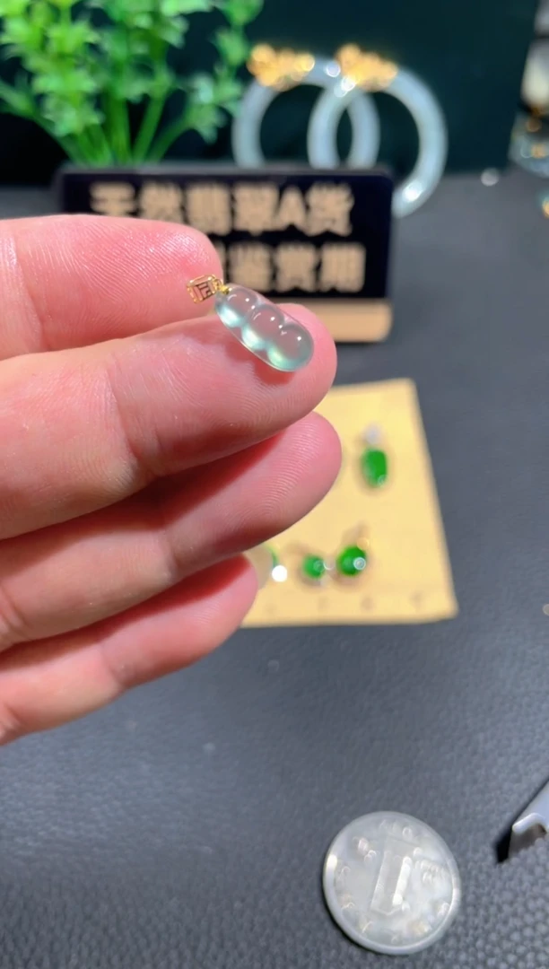 翡翠18K金镶嵌颈饰翡翠