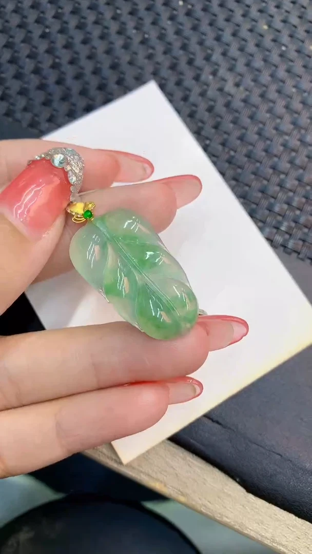 颈饰18K金镶嵌翡翠1