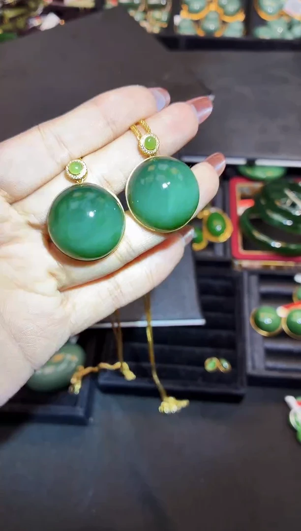 吊坠(赠链)18K金镶嵌和田玉多样性发一