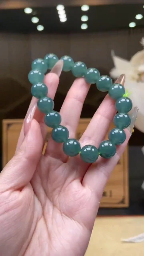 翡翠未镶嵌颈饰        *96