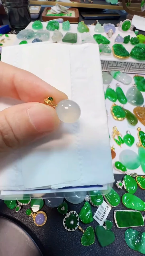翡翠18K金镶嵌吊坠(不含链)800