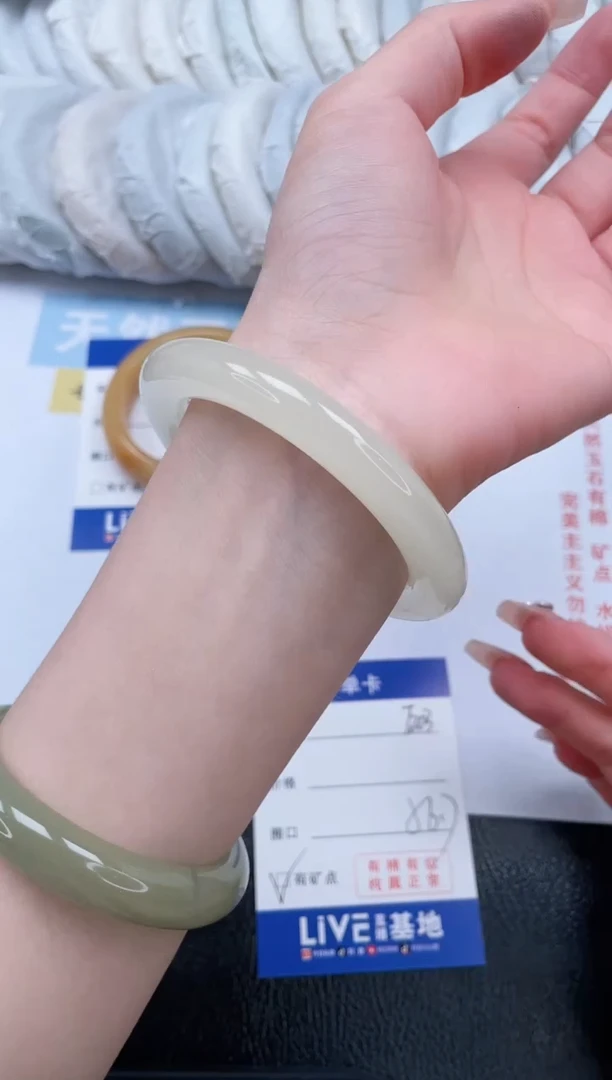 【闪购商品】石英质玉手镯未镶嵌T203-56.2