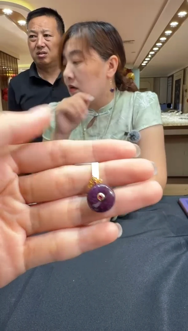 18K金镶嵌苏纪石（舒俱来）颈饰挂件