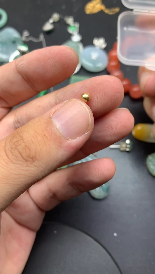 颈饰18K金镶嵌翡翠妮***3金珠4mm