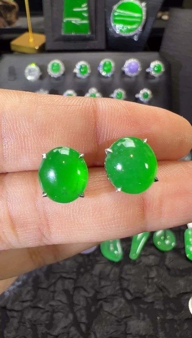 18K金镶嵌翡翠耳饰高冰黄阳绿蛋面耳钉