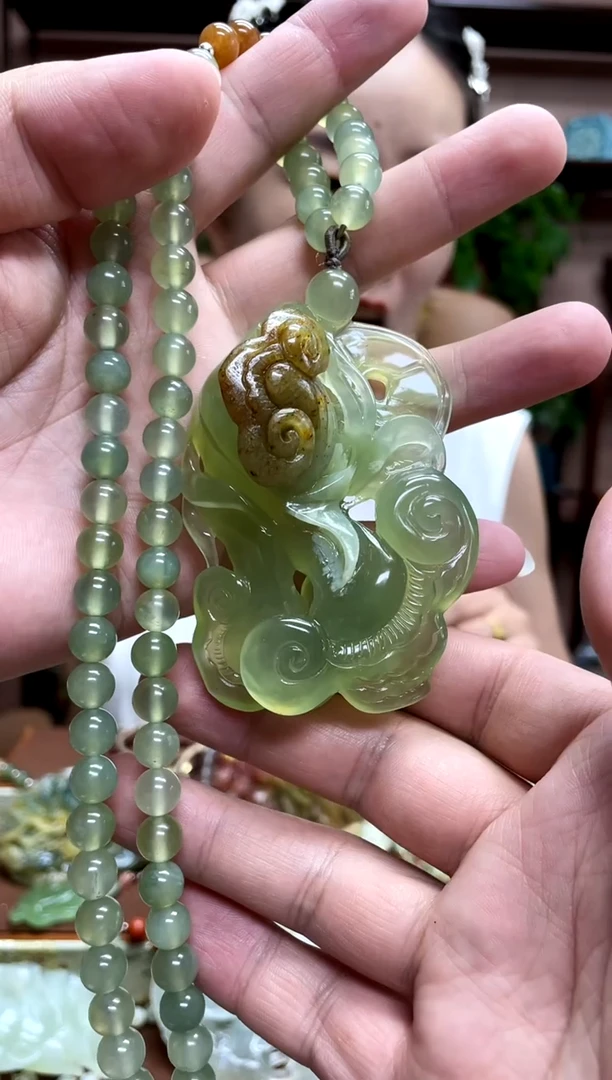 未镶嵌岫玉颈饰倔*?·