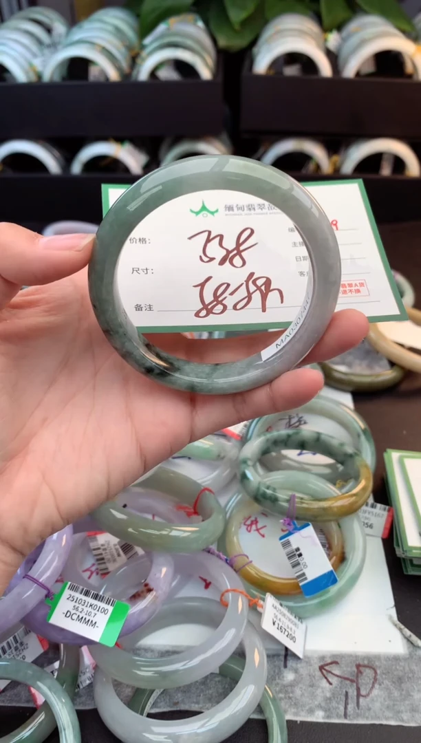 未镶嵌定制翡翠毛货需精细抛光+多人