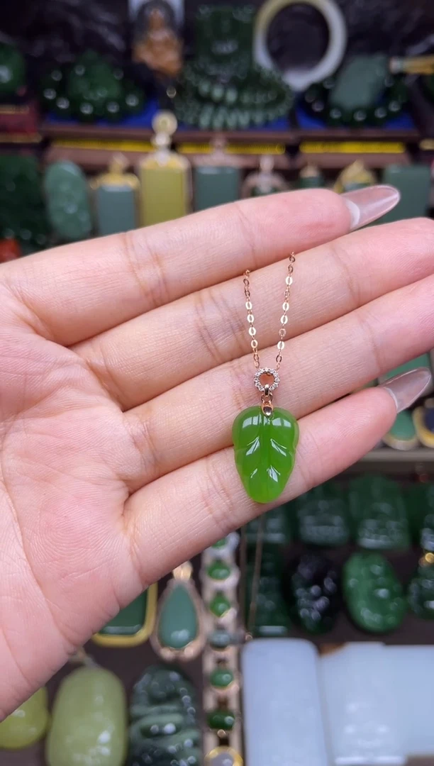 和田玉18K金镶嵌颈饰苹果绿吊坠