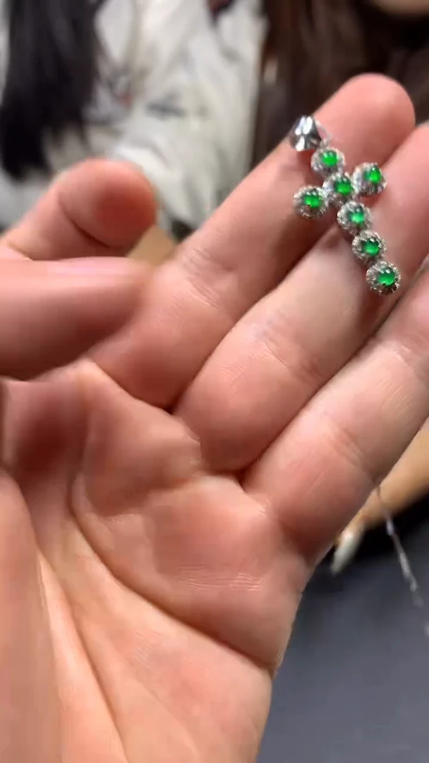 【闪购商品】翡翠吊坠(赠链)未镶嵌0850483418/多样性发一