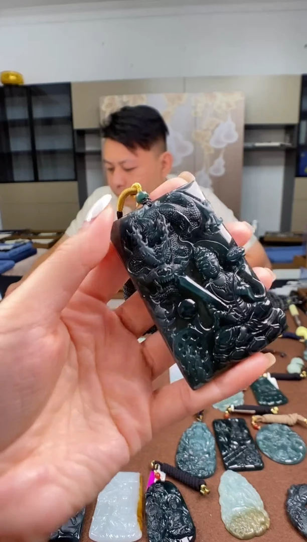 颈饰未镶嵌翡翠 多样性发其一