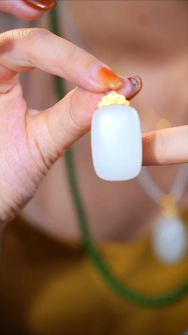 颈饰18K金镶嵌和田玉无事牌吊坠