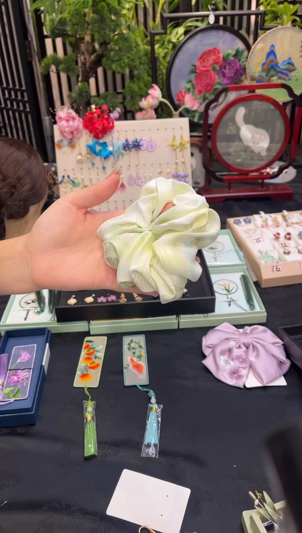 织绣小*?非遗苏绣饰品