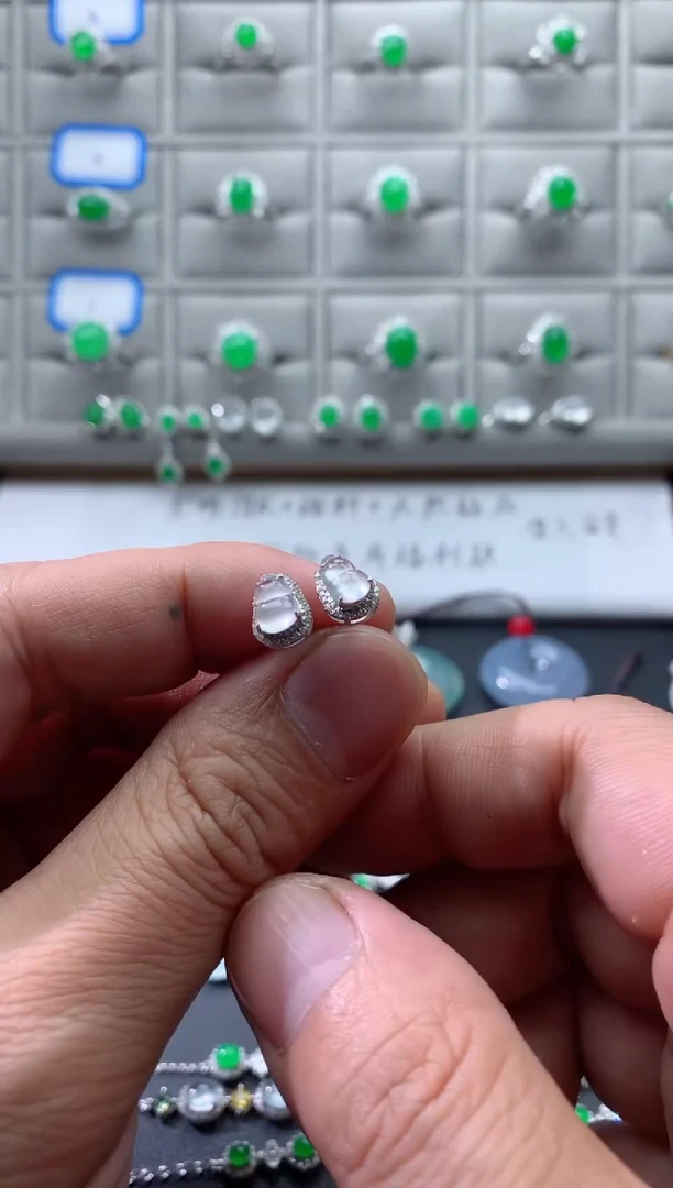 18K金镶嵌翡翠耳饰开播时间：晚上9:00-10:00