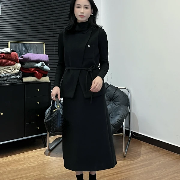 【Si&华严选】韩版时尚打底衫毛呢马甲半身裙百搭修身三件套装8196