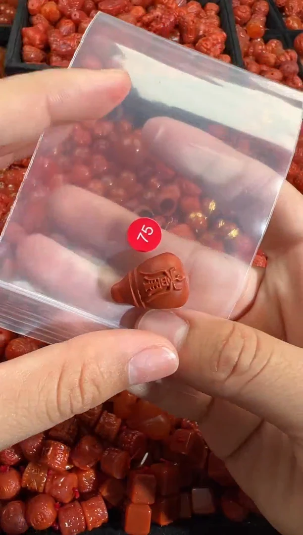 南红玛瑙未镶嵌颈饰1