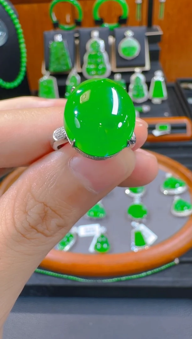 18K金镶嵌戒指翡翠L***。天然A货翡翠