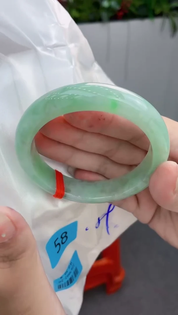 翡翠手镯未镶嵌翡翠手镯