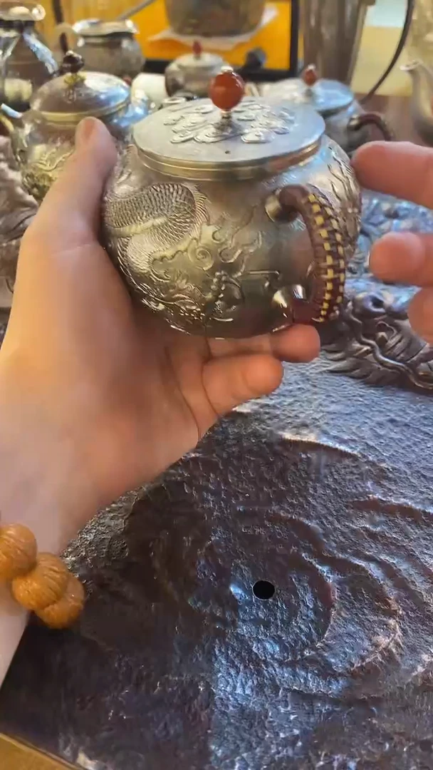 足银浮雕小龙泡茶壶