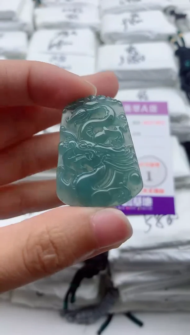 翡翠未镶嵌颈饰·········