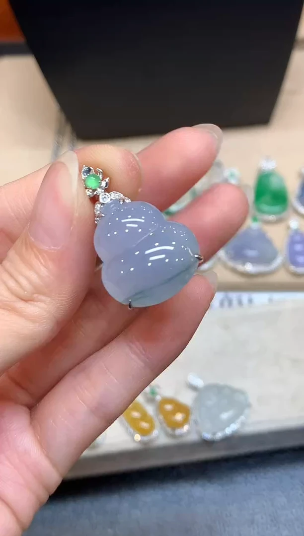 颈饰18K金镶嵌翡翠葫芦【无服务费