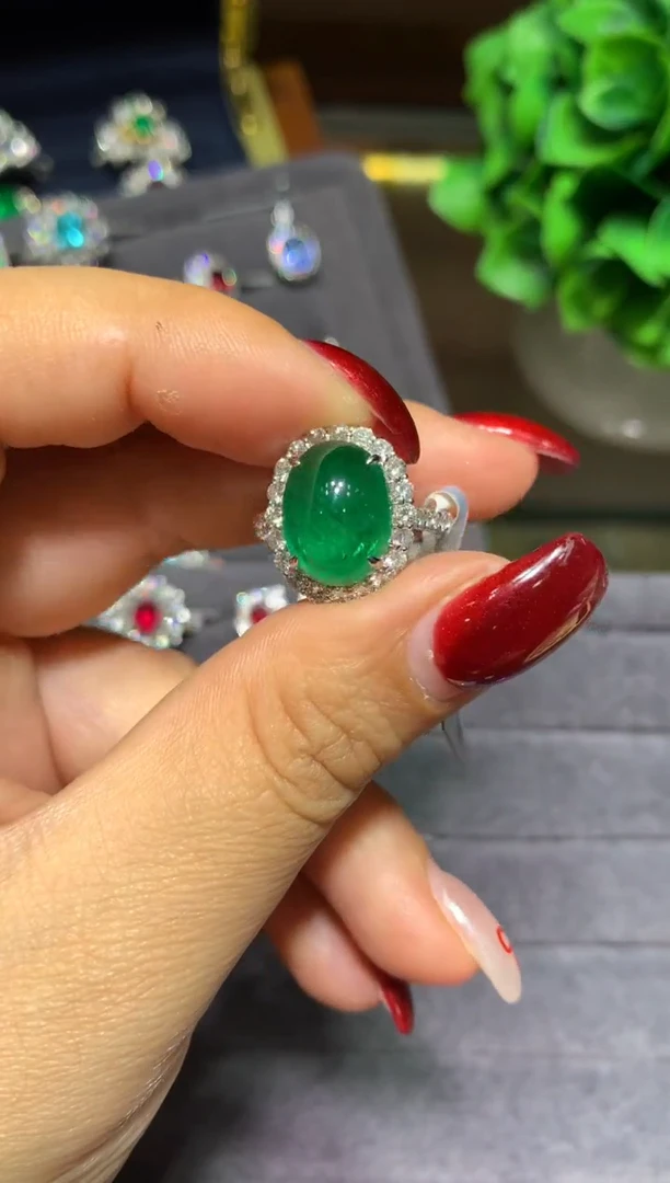 18K金镶嵌戒指祖母绿8.13ct