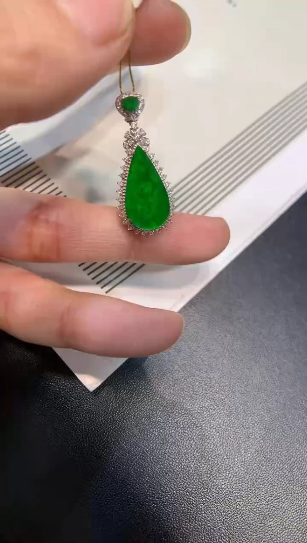 颈饰18K金镶嵌翡翠无事牌