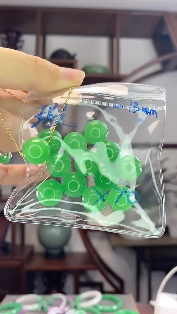 翡翠未镶嵌吊坠(赠链)X70阳绿珠子