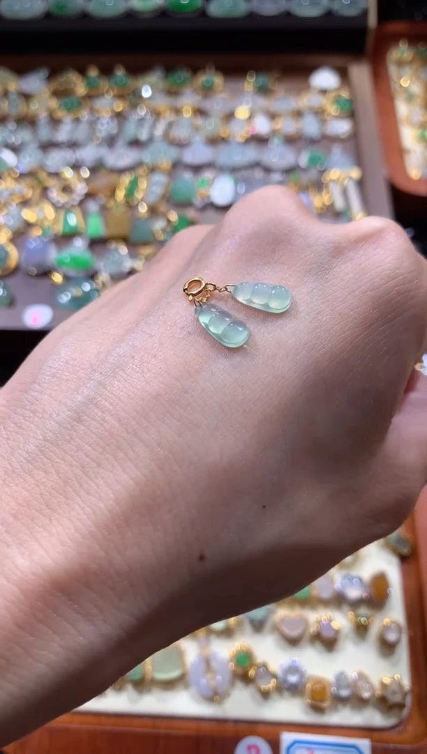 翡翠18K金镶嵌颈饰翡翠