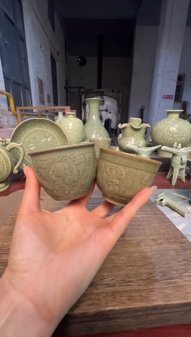 微瑕耀州窑饕餮杯+牡丹杯