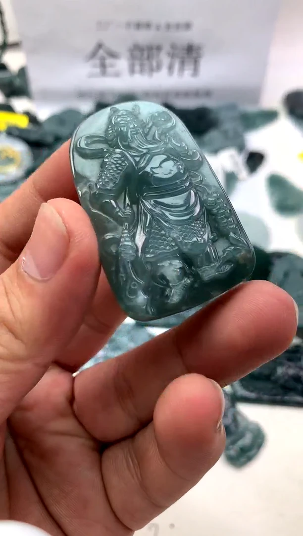 翡翠未镶嵌颈饰关公