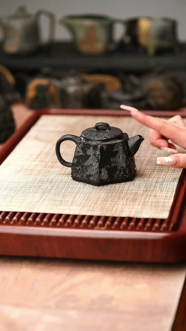 归玉堂冰碛岩重工雕刻六方合斗壶