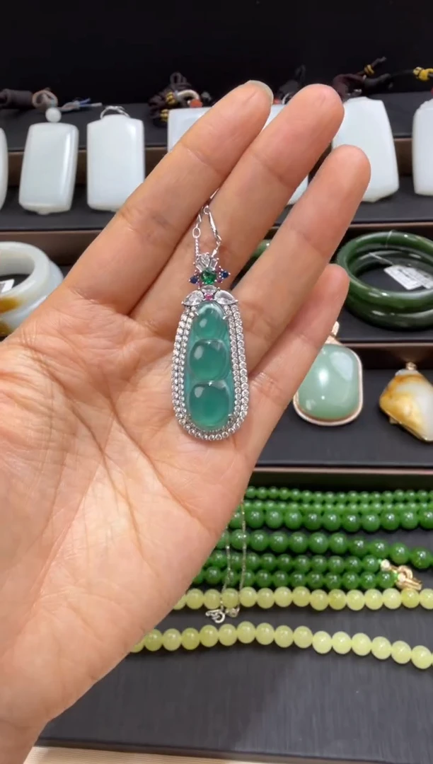 颈饰未镶嵌翡翠吊坠