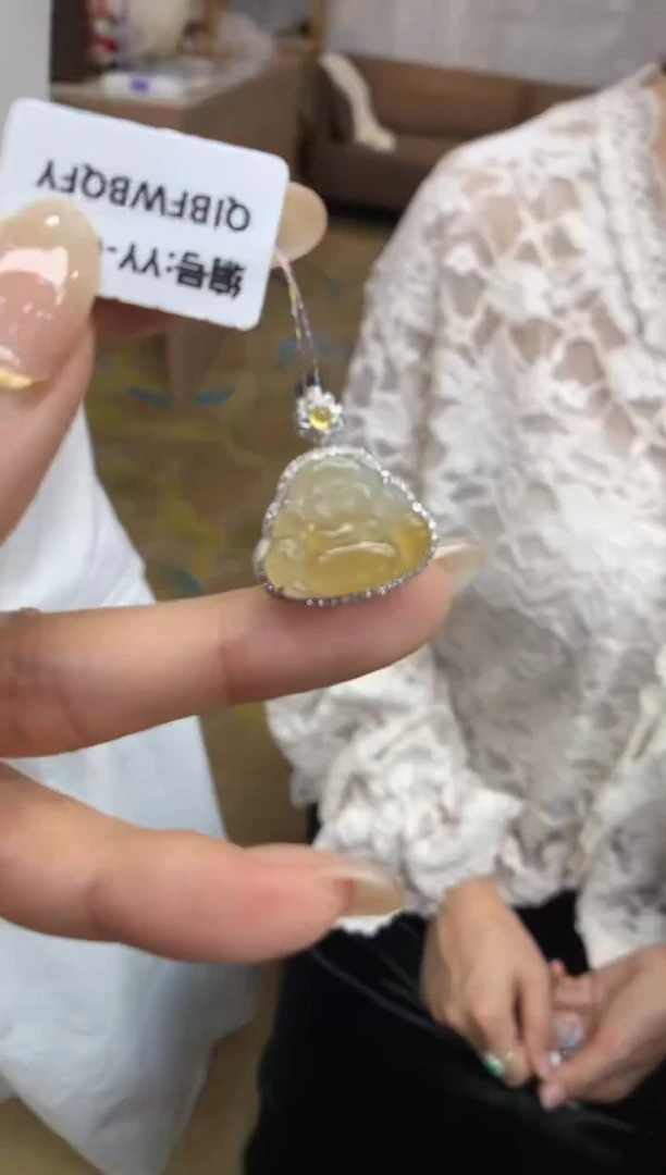 翡翠18K金镶嵌颈饰佛公