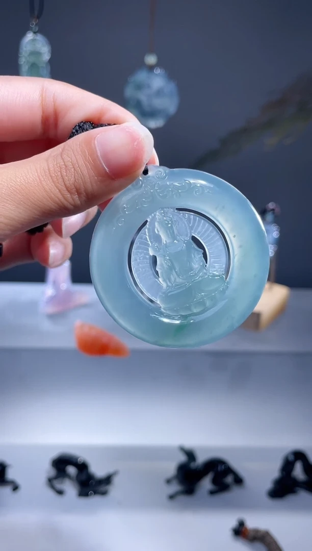 翡翠未镶嵌颈饰观音